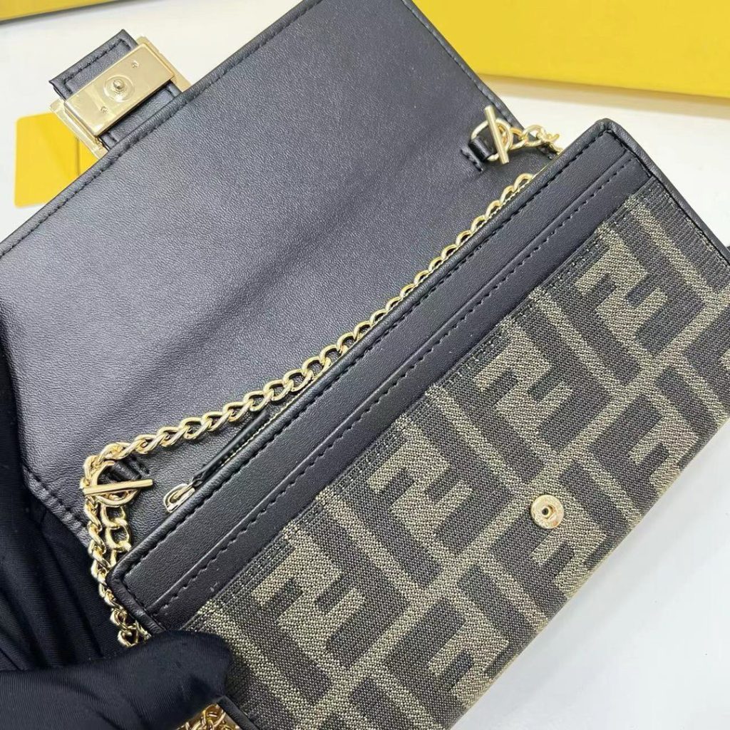 FENDI フェンディ コピー ショルダーバッグ ファイブジー ロゴ柄 チェーン付き 黒ブラウン - 画像 8