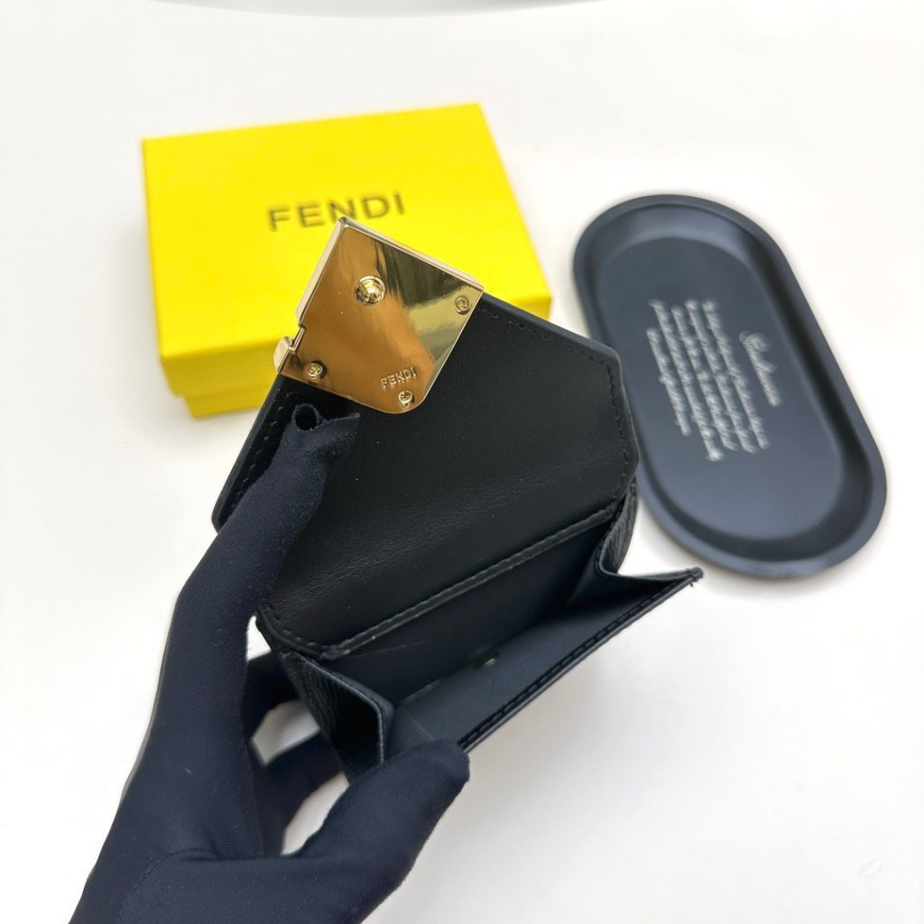 FENDI フェンディ コピー 財布 ミニ財布 本革 3つ折り チェーン付き ブラック - 画像 7