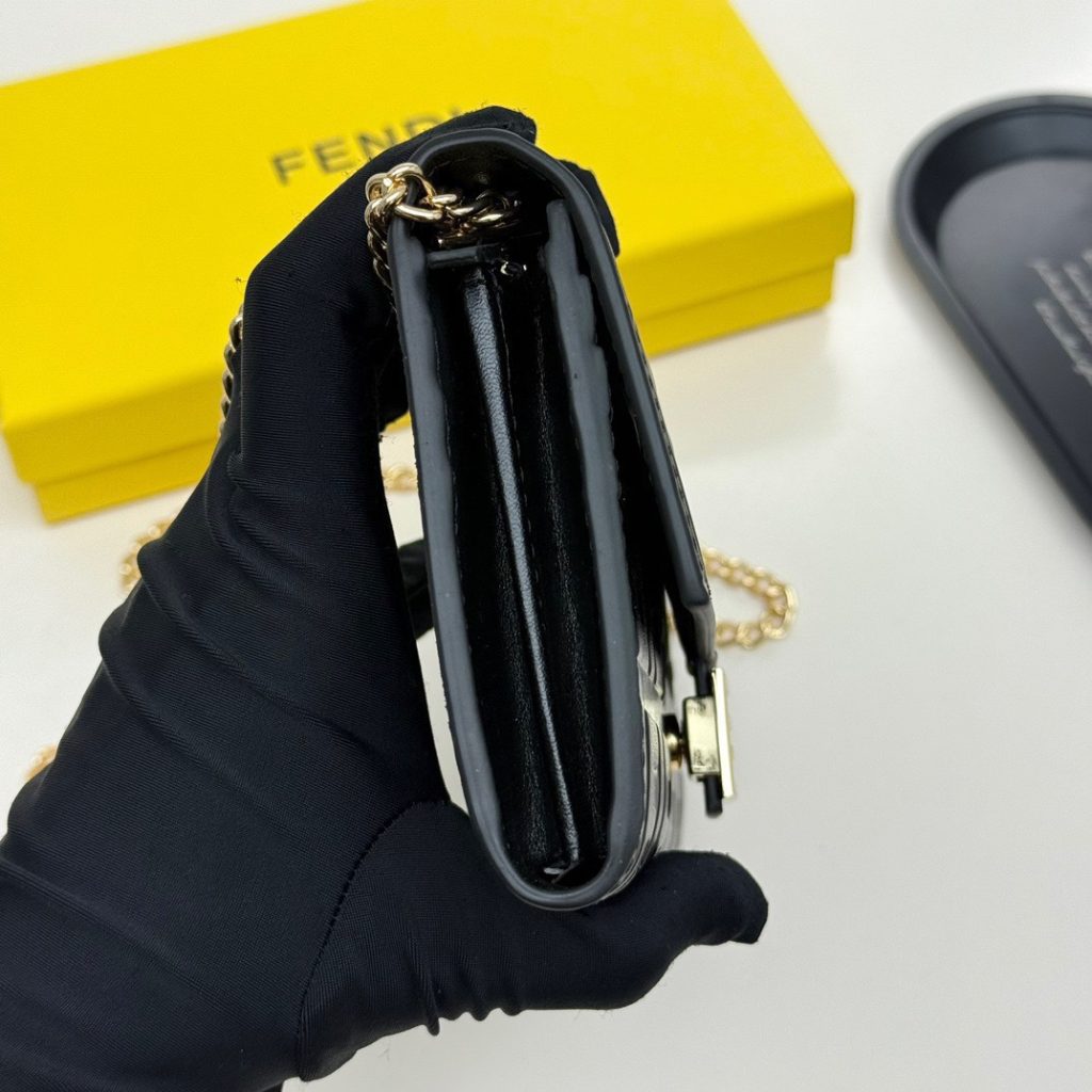 FENDI バッグコピー ミニショルダーバッグ フェンディ ロゴ柄 チェーン付き 黒 - 画像 6