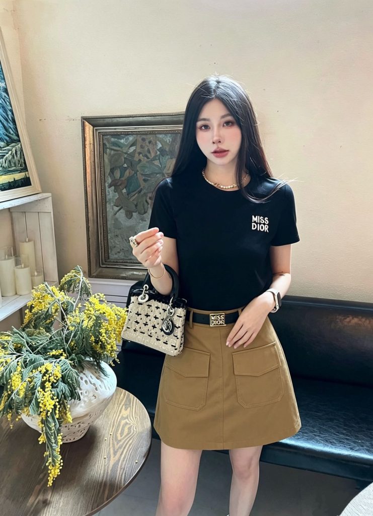 Dior ロゴ刺繍 半袖Tシャツ ベルト付きポケットスカート セット 白黒 黒咖 - 画像 4