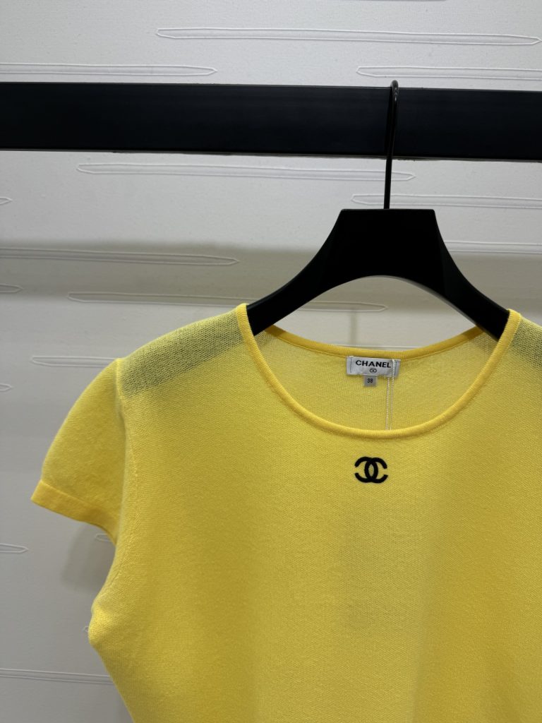 CHANEL コピー ニットTシャツ 黄色 ショート丈 ロゴ刺繍 単色 レディース 3色展開 - 画像 3