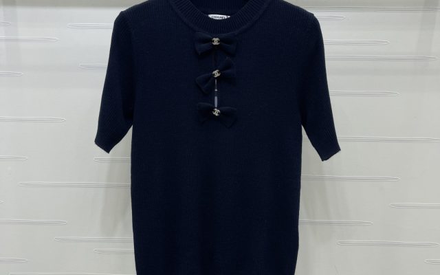 CHANEL コピー ニットTシャツ フロント立体リボン ロゴチャーム ロング丈 半袖 レディース ブルー