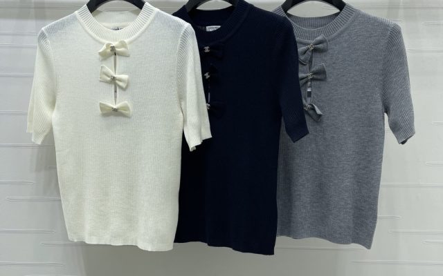 CHANEL ニット 半袖 プルオーバー コピー 3色展開 ロゴ付き ファッション レディース 白 黒 灰