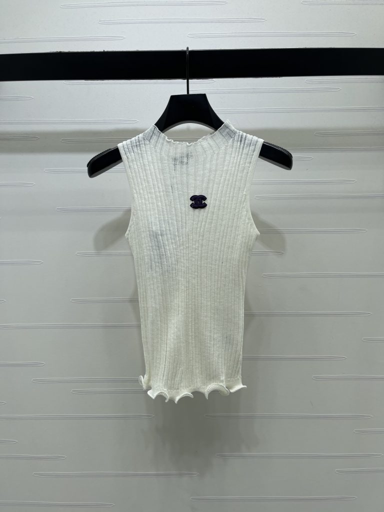 CHANEL コピー ニット ベスト レディース ロゴ付き 竖坑条 ロールネック 木耳边 2色展開 - 画像 2