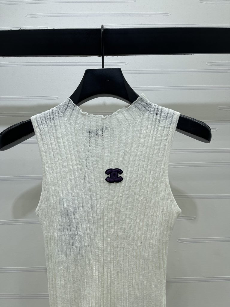 CHANEL コピー ニット ベスト レディース ロゴ付き 竖坑条 ロールネック 木耳边 2色展開 - 画像 3
