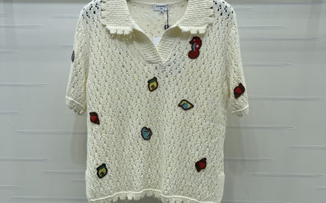 CHANEL ニット ポロシャツ コピー 钩編み フリル襟 刺繍章仔 レザー風 ビーチスタイル 白