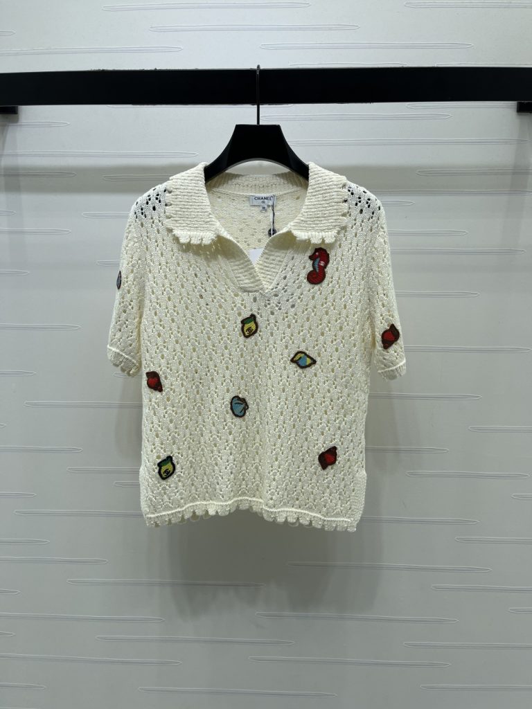 CHANEL ニット ポロシャツ コピー 钩編み フリル襟 刺繍章仔 レザー風 ビーチスタイル 白