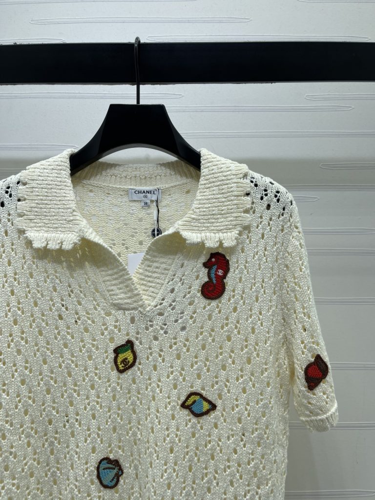 CHANEL ニット ポロシャツ コピー 钩編み フリル襟 刺繍章仔 レザー風 ビーチスタイル 白 - 画像 2