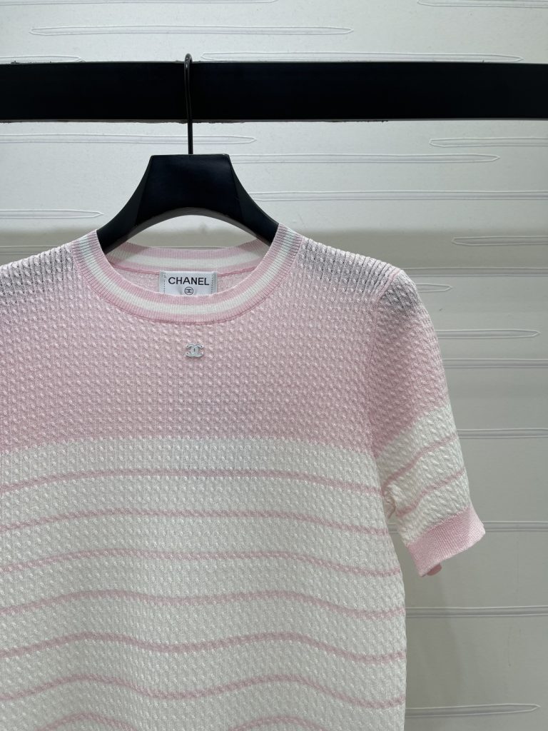 CHANEL コピー ニット Tシャツ ピンク ホワイト 撞色ストライプ ロゴ付き 丸首 半袖 3色展開 - 画像 2
