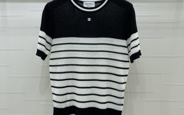 CHANEL コピー ニットTシャツ 撞色ストライプ ロゴ刺繍 綿混素材 弾力性 脇から胸元までスリムシルエット ブラック/ホワイト 3色展開