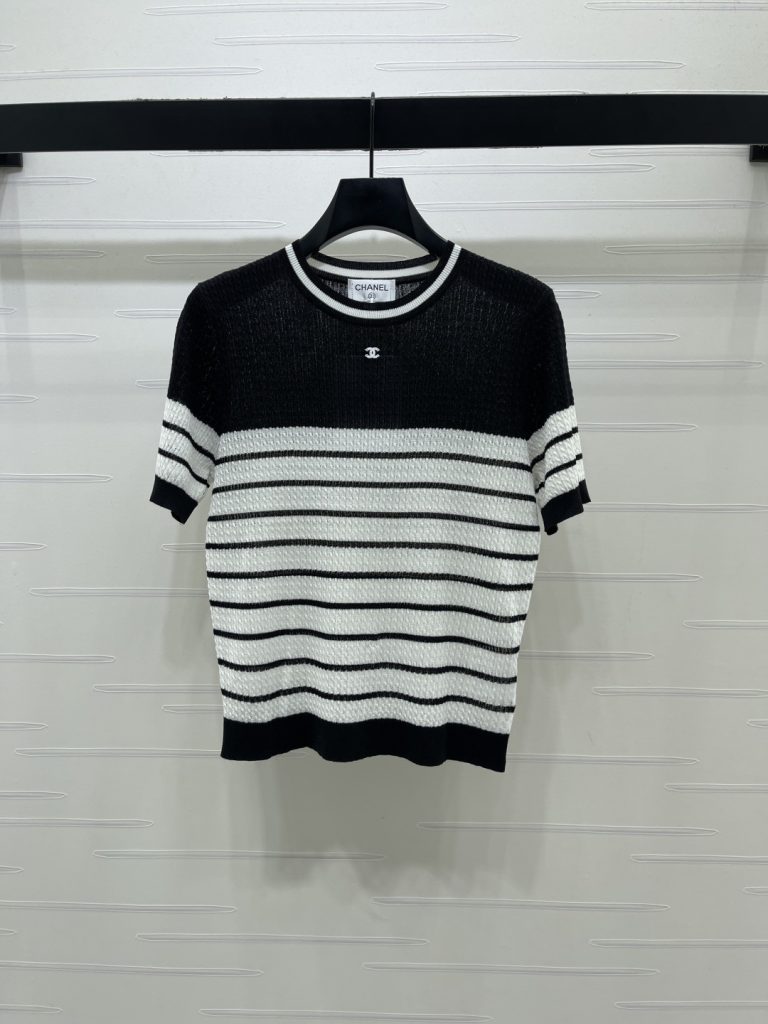 CHANEL コピー ニットTシャツ 撞色ストライプ ロゴ刺繍 綿混素材 弾力性 脇から胸元までスリムシルエット ブラック/ホワイト 3色展開