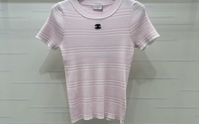 CHANEL コピー ニットTシャツ 撞色ストライプ ロゴ刺繍 丸首 半袖 シルエット 3色展開