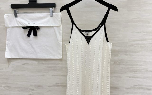 Chanel ニット ワンピース コピー 黒バイカラー Vネック 花びら裾 立体縦縞 レディース 白