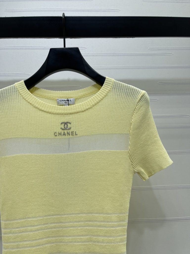 CHANEL ニット Tシャツ コピー 通気性抜群 ロゴ刺繍 胸元パネルデザイン レディース ミディアムカラー イエロー - 画像 2