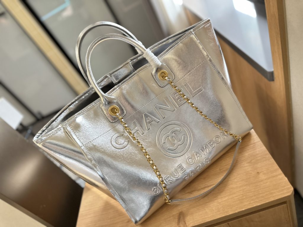 シャネル　CHANEL　ミディアム　ドーヴィル ショッピング　トートバッグ　ポーチ付き　大人　女性　ハンドバッグ　シルバー/ブラック　レザーバッグ - 画像 2