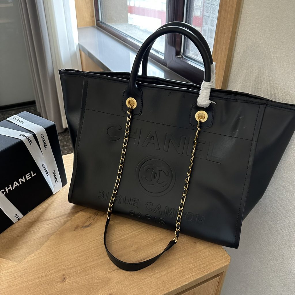 シャネル　CHANEL　ミディアム　ドーヴィル ショッピング　トートバッグ　ポーチ付き　大人　女性　ハンドバッグ　シルバー/ブラック　レザーバッグ - 画像 3