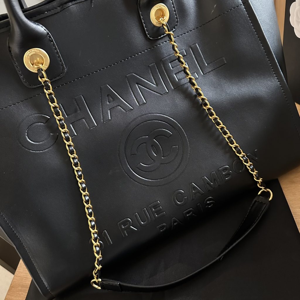 シャネル　CHANEL　ミディアム　ドーヴィル ショッピング　トートバッグ　ポーチ付き　大人　女性　ハンドバッグ　シルバー/ブラック　レザーバッグ - 画像 4