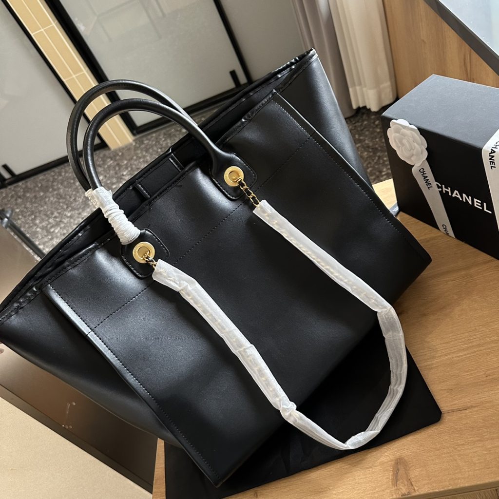 シャネル　CHANEL　ミディアム　ドーヴィル ショッピング　トートバッグ　ポーチ付き　大人　女性　ハンドバッグ　シルバー/ブラック　レザーバッグ - 画像 5