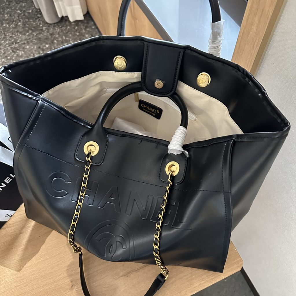 シャネル　CHANEL　ミディアム　ドーヴィル ショッピング　トートバッグ　ポーチ付き　大人　女性　ハンドバッグ　シルバー/ブラック　レザーバッグ - 画像 6