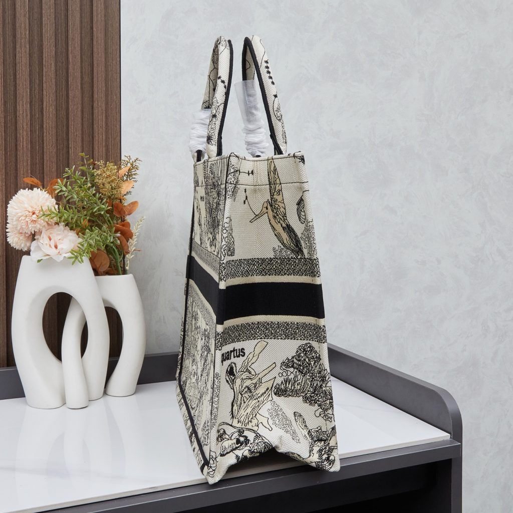 ディオール人気バッグ　 Dior　ブックトート　Book Tote　トートバッグ　ミディアム/ラージ　刺繍　レディースバッグ　キャンバス ナチュラル　ブラック - 画像 5