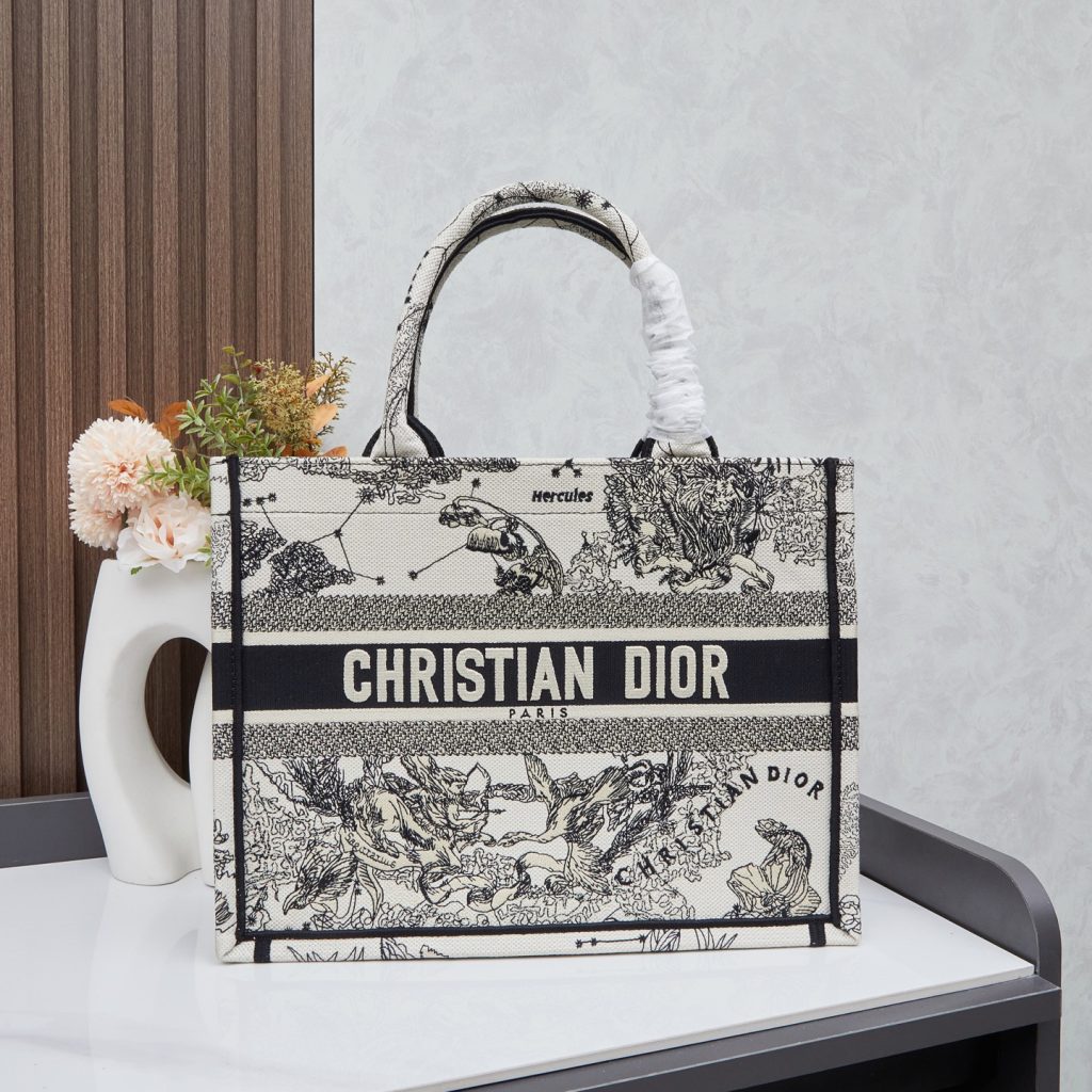 ディオール人気バッグ　 Dior　ブックトート　Book Tote　トートバッグ　ミディアム/ラージ　刺繍　レディースバッグ　キャンバス ナチュラル　ブラック - 画像 2
