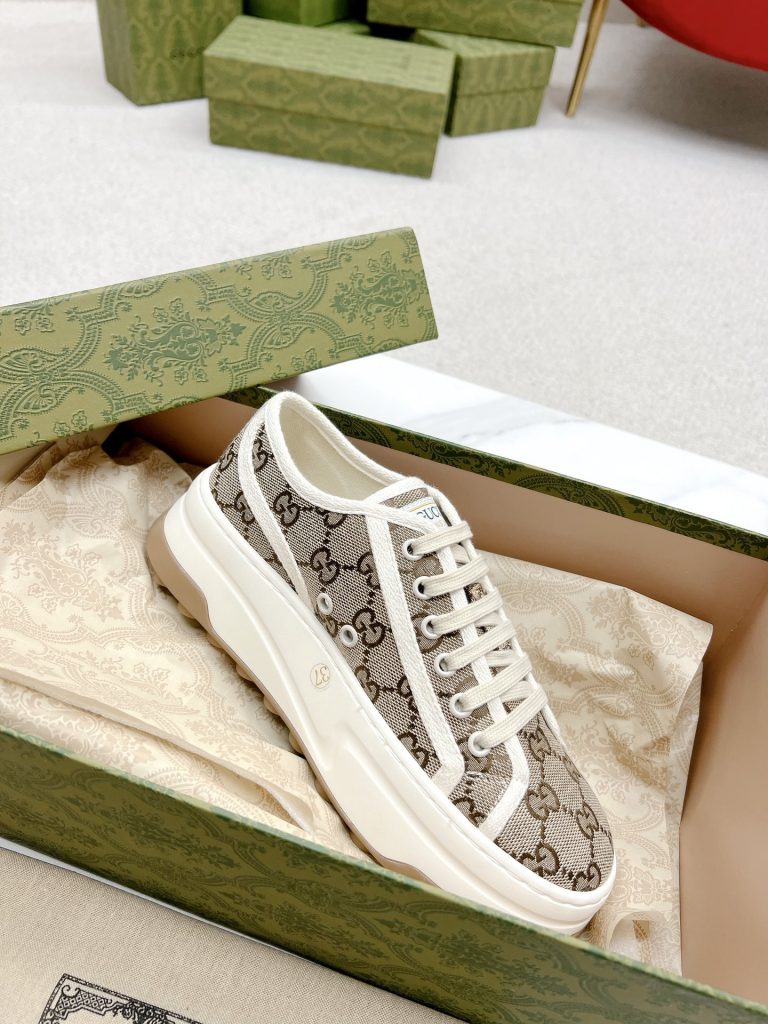 GUCCI　グッチ　GG スニーカー　レディーススニーカー　厚底スニーカー　ベージュ　オシャレシューズ - 画像 3