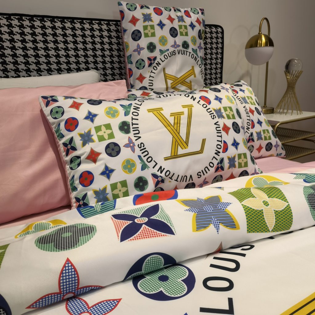 シルク生地 掛け布団カバーセット4点 ダブルサイズ/キングサイズ すべすべベッドカバー ルイヴィトンLOUIS VUITTON 3色 - 画像 3