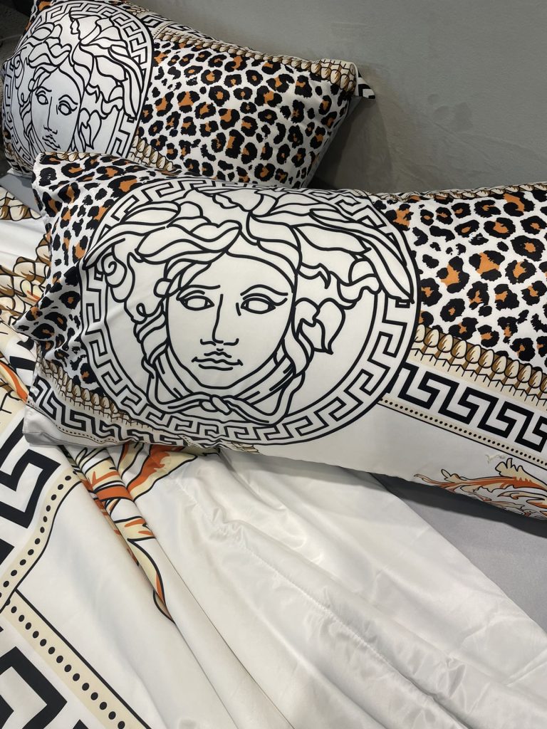 Versace/ヴェルサーチ　夏布団セット3点　肌掛け布団と枕カバーの3点セット　キルトケット　ひんやり涼やか　キルティング　ダブルベッド選べる3色 - 画像 5