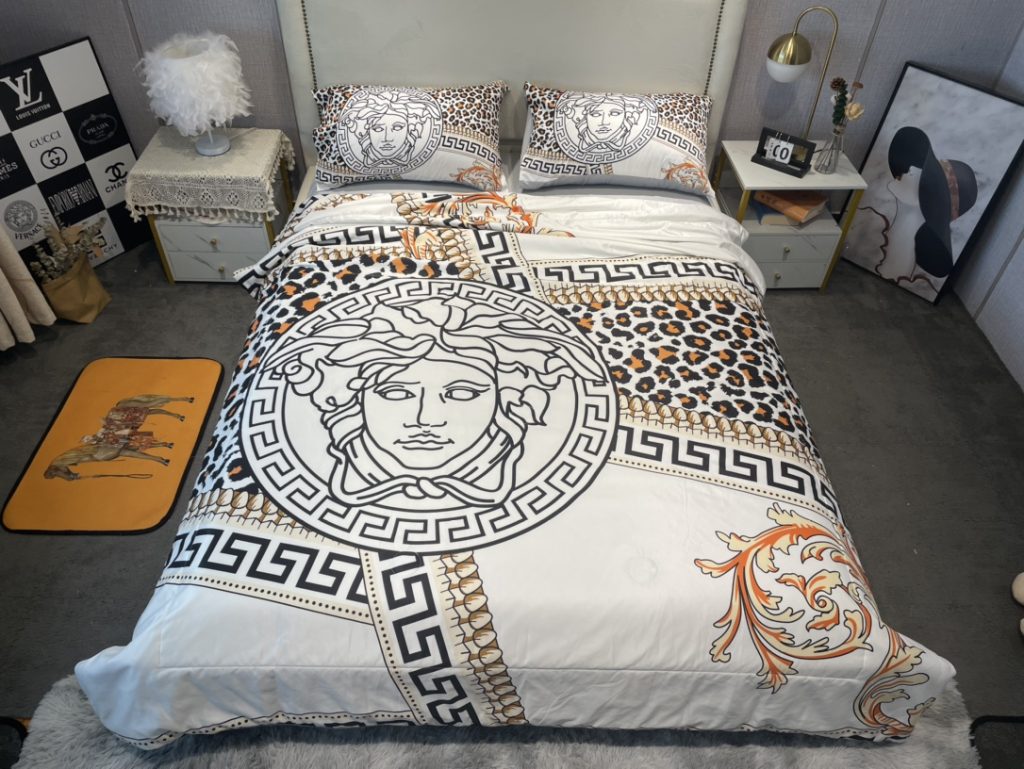 Versace/ヴェルサーチ　夏布団セット3点　肌掛け布団と枕カバーの3点セット　キルトケット　ひんやり涼やか　キルティング　ダブルベッド選べる3色 - 画像 4