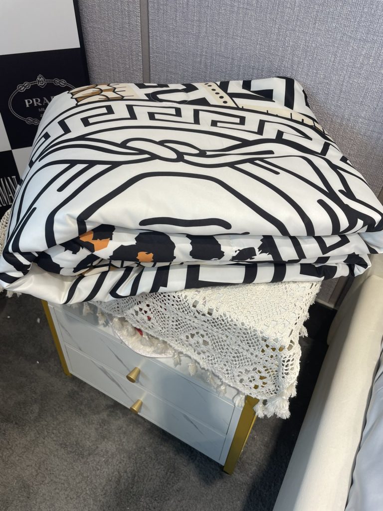 Versace/ヴェルサーチ　夏布団セット3点　肌掛け布団と枕カバーの3点セット　キルトケット　ひんやり涼やか　キルティング　ダブルベッド選べる3色 - 画像 6