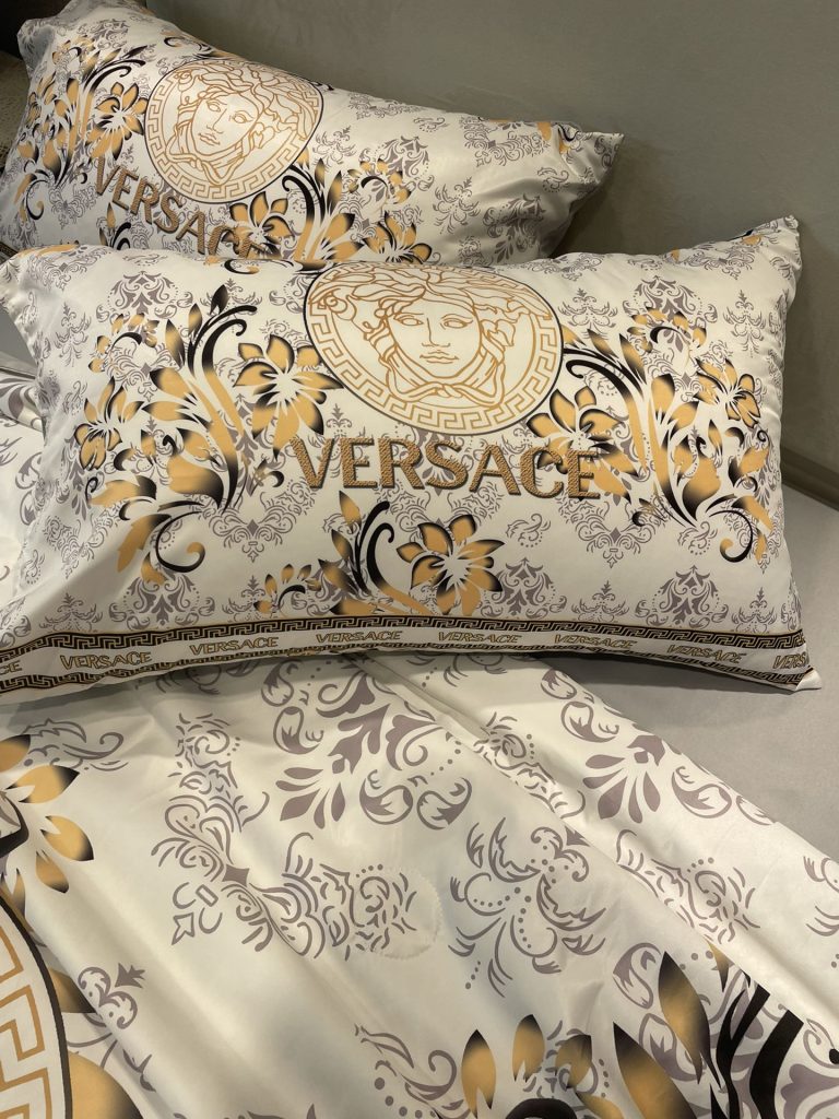 Versace/ヴェルサーチ　夏布団セット3点　肌掛け布団と枕カバーの3点セット　キルトケット　ひんやり涼やか　キルティング　ダブルベッド選べる3色 - 画像 3