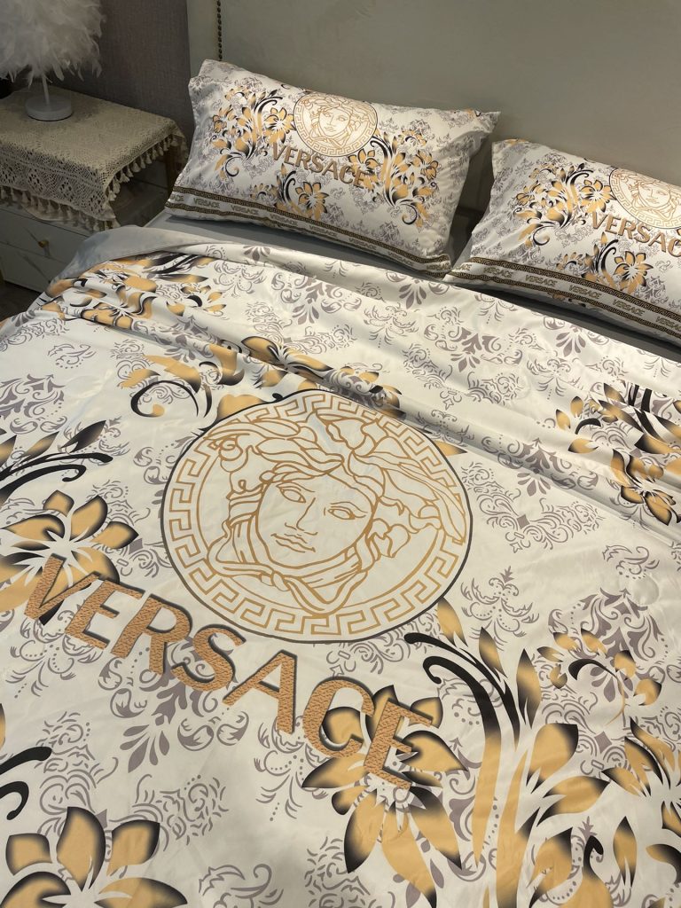 Versace/ヴェルサーチ　夏布団セット3点　肌掛け布団と枕カバーの3点セット　キルトケット　ひんやり涼やか　キルティング　ダブルベッド選べる3色 - 画像 2