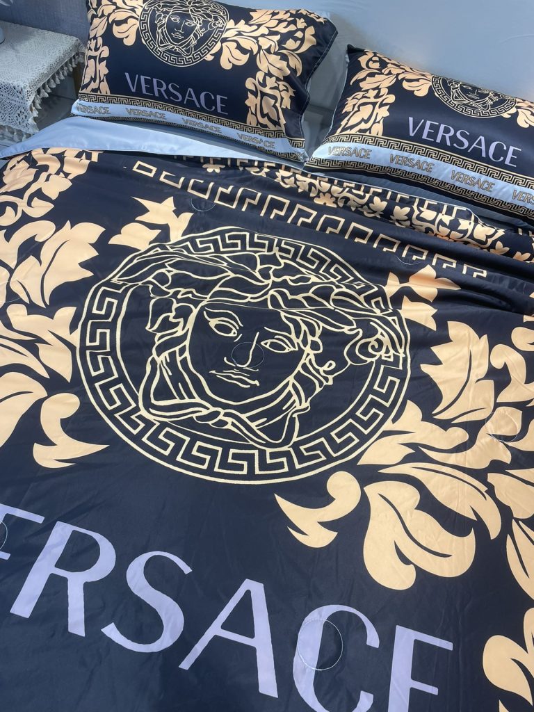 Versace/ヴェルサーチ　夏布団セット3点　肌掛け布団と枕カバーの3点セット　キルトケット　ひんやり涼やか　キルティング　ダブルベッド選べる3色 - 画像 8