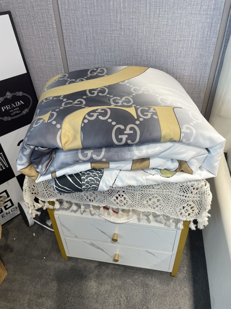 GUCCI/グッチ　夏布団セット3点　肌掛け布団と枕カバーの3点セット　キルトケット　ひんやり涼やか　キルティング　ダブルベッド選べる2色 - 画像 4
