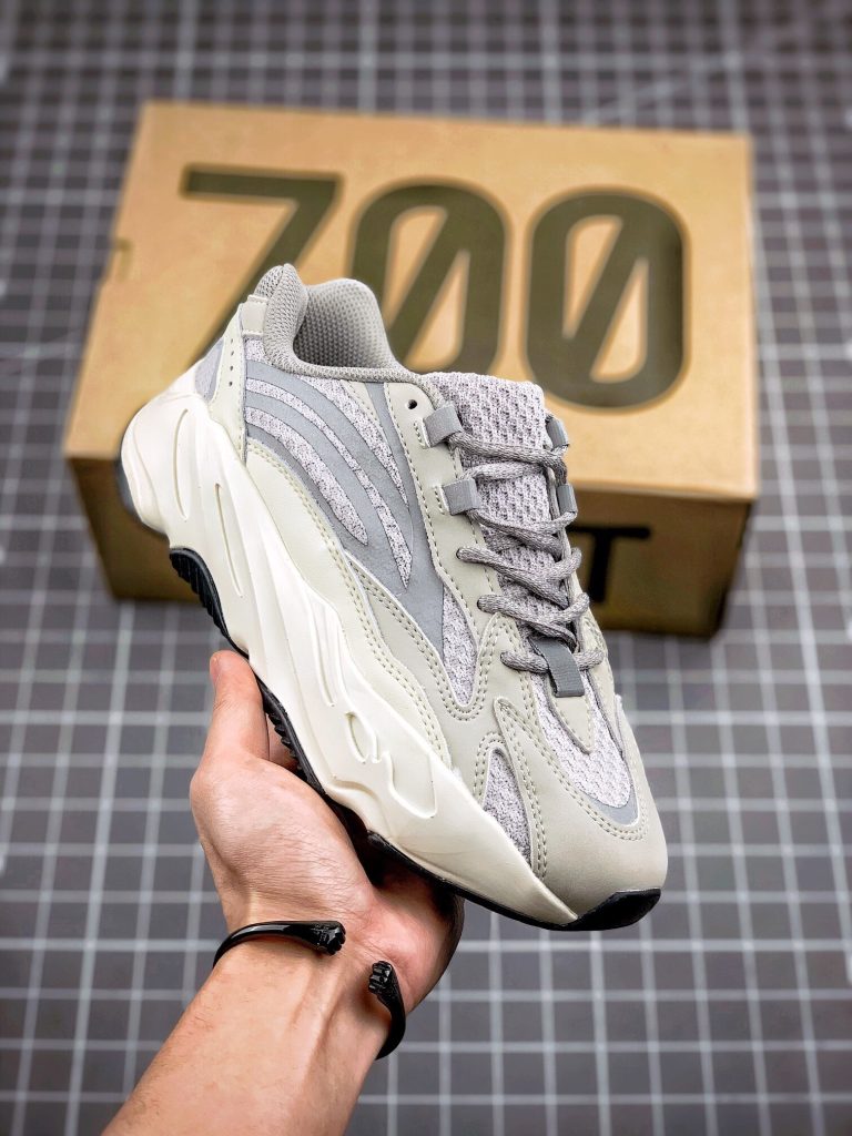 人気　アディダス　イージーブースト700V2 ヴェンタ　ローカットスニーカー　YEEZY BOOST 700 V2 Vanta　レディース　メンズ　スニーカー - 画像 4