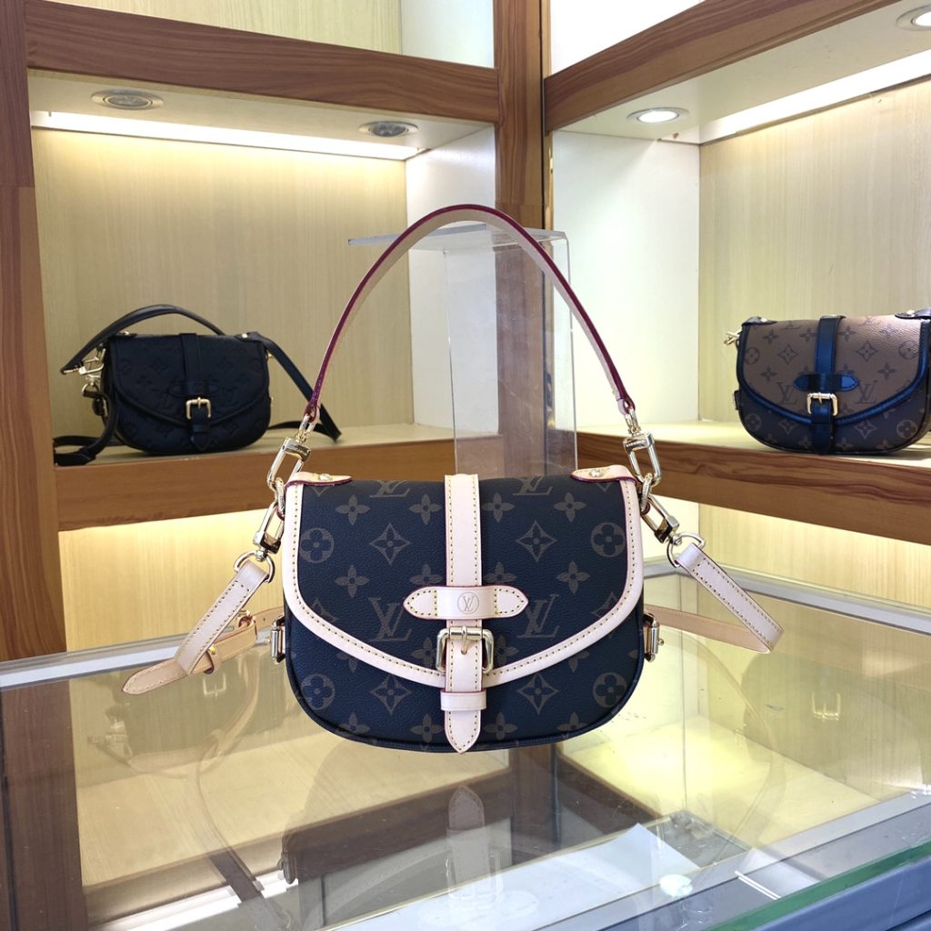 LOUIS VUITTON　ルイヴィトン　ソミュール BB　ショルダーバッグ　モノグラム　ブラウン　レディースバッグ　大人　斜め掛け/手提げバッグ