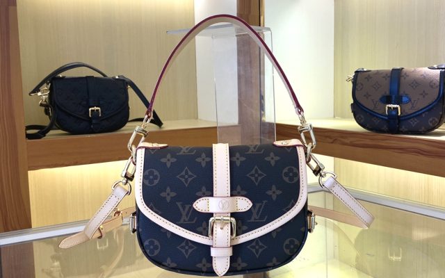 LOUIS VUITTON　ルイヴィトン　ソミュール BB　ショルダーバッグ　モノグラム　ブラウン　レディースバッグ　大人　斜め掛け/手提げバッグ