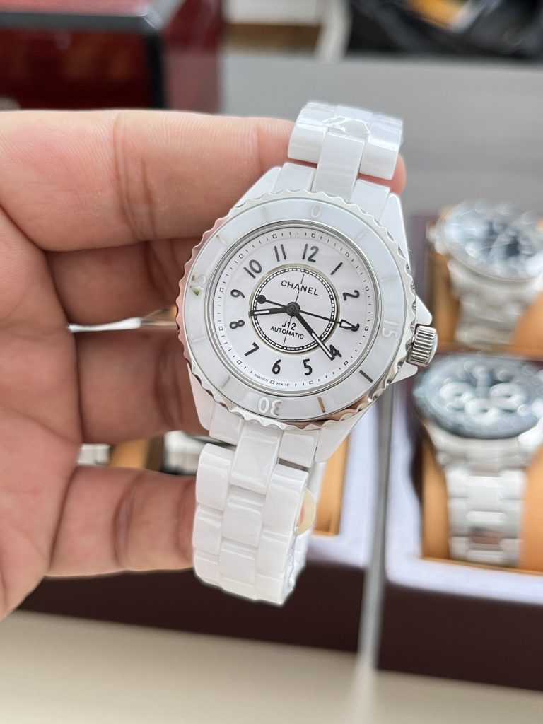 Chanel シャネル✨CHANEL J12 38mm 自動巻き✨ セラミックケース&ブレスレット🖤 キャリバー12.1搭載💎 クロノメーター認証✅ 正規品類似モデル - 画像 2