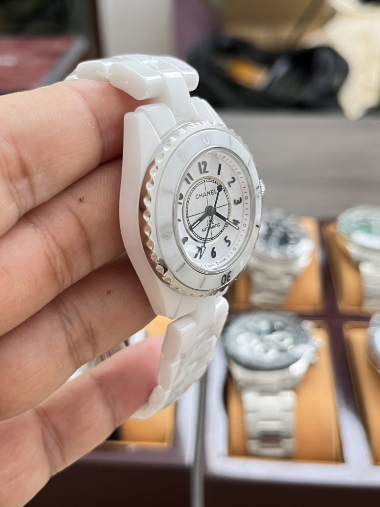 Chanel シャネル✨CHANEL J12 38mm 自動巻き✨ セラミックケース&ブレスレット🖤 キャリバー12.1搭載💎 クロノメーター認証✅ 正規品類似モデル - 画像 4
