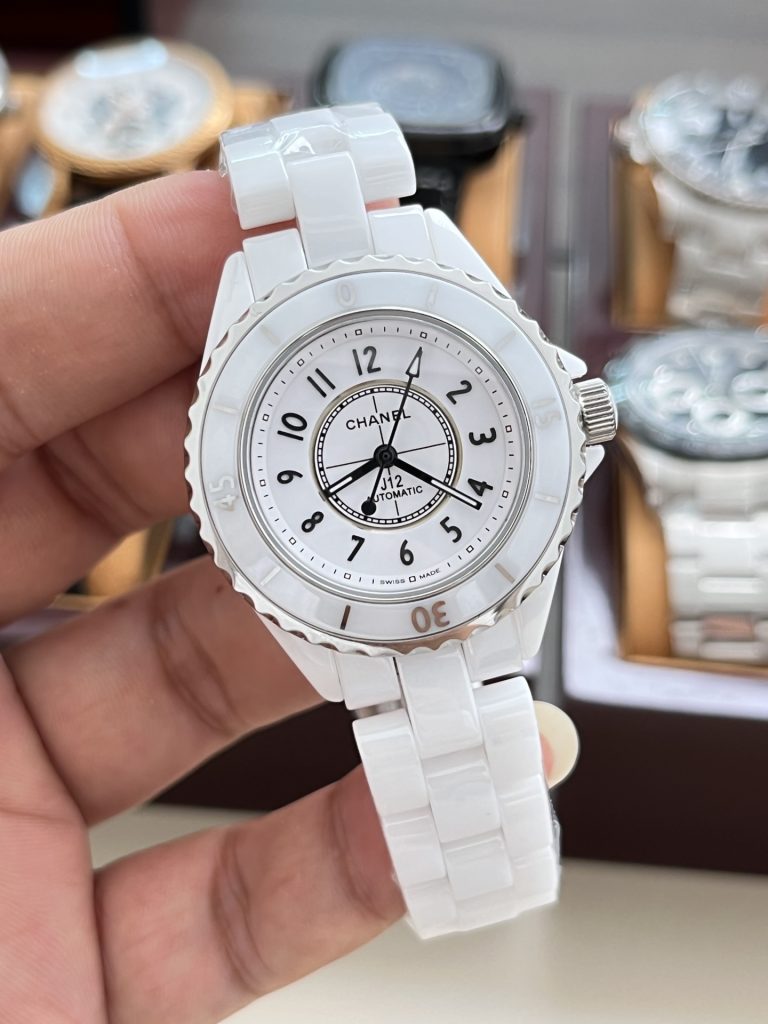 Chanel シャネル✨CHANEL J12 38mm 自動巻き✨ セラミックケース&ブレスレット🖤 キャリバー12.1搭載💎 クロノメーター認証✅ 正規品類似モデル - 画像 5