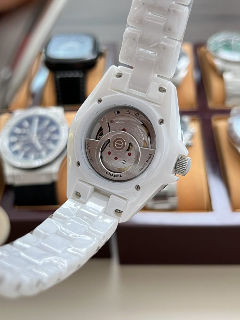 Chanel シャネル✨CHANEL J12 38mm 自動巻き✨ セラミックケース&ブレスレット🖤 キャリバー12.1搭載💎 クロノメーター認証✅ 正規品類似モデル - 画像 7
