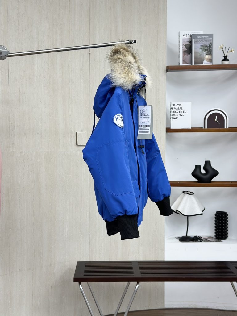 CANADA GOOSE（カナダグース）🛍️✨【Canada Goose】ラフィットフード付きダウンベスト レディース ウエスタンホリデー 防寒 アウトドア 🧥❄️ - 画像 3