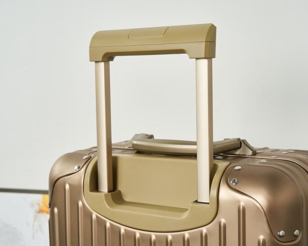 【日默瓦】クラシックトランク 20/26/30サイズ ティタンゴールド 専用TSA006ロック付き 上質な仕上げ 高級感のある旅行バッグ - 画像 5