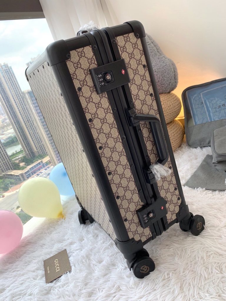 【GUCCI】レトロなトランク キャリーバッグ 2点セット ブラック/ベージュ ミッキー柄 ダブルGモノグラム アルミフレーム 高級感のある旅行用品 - 画像 2