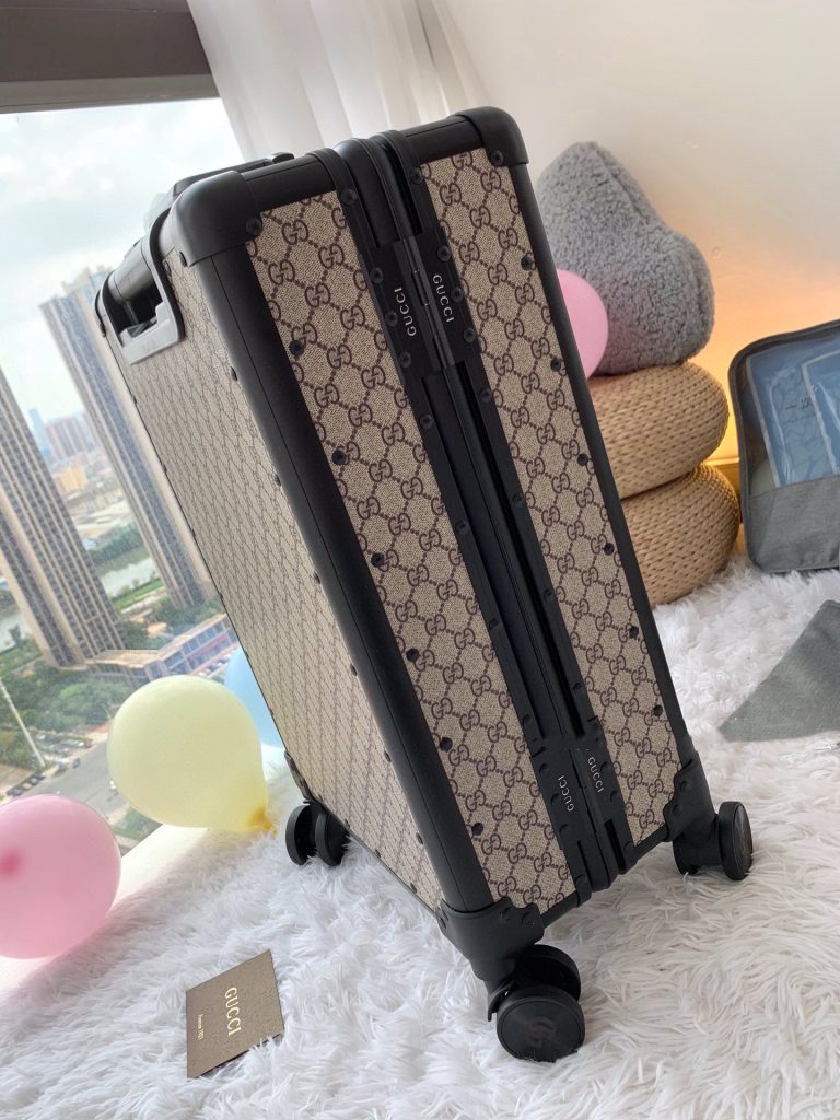 【GUCCI】レトロなトランク キャリーバッグ 2点セット ブラック/ベージュ ミッキー柄 ダブルGモノグラム アルミフレーム 高級感のある旅行用品 - 画像 3