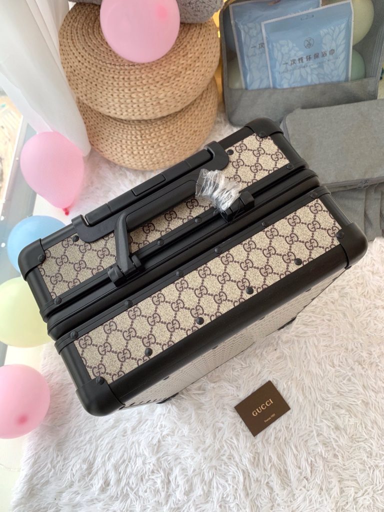 【GUCCI】レトロなトランク キャリーバッグ 2点セット ブラック/ベージュ ミッキー柄 ダブルGモノグラム アルミフレーム 高級感のある旅行用品 - 画像 4