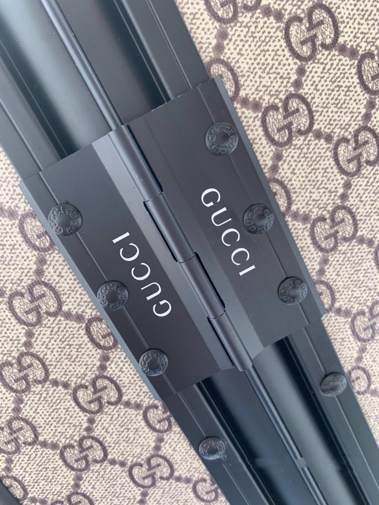 【GUCCI】レトロなトランク キャリーバッグ 2点セット ブラック/ベージュ ミッキー柄 ダブルGモノグラム アルミフレーム 高級感のある旅行用品 - 画像 6
