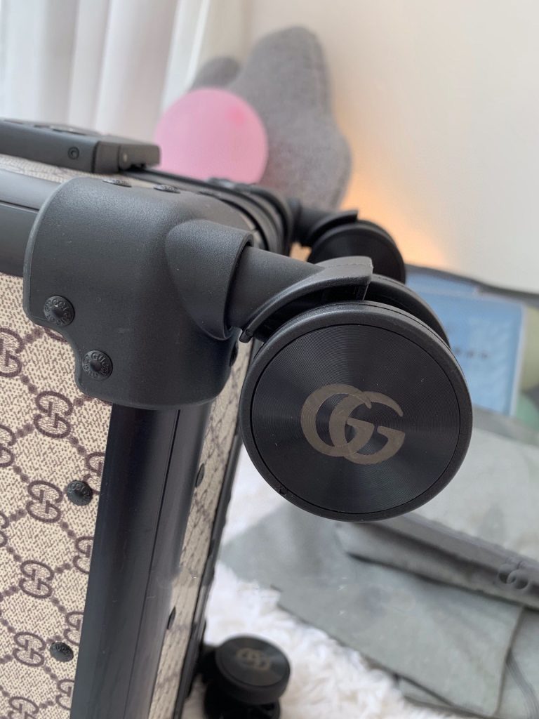 【GUCCI】レトロなトランク キャリーバッグ 2点セット ブラック/ベージュ ミッキー柄 ダブルGモノグラム アルミフレーム 高級感のある旅行用品 - 画像 8