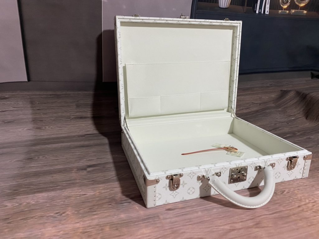 【ルイヴィトン】トランク型 小物収納ボックス モノグラム 白花模様 上品な雰囲気 高級感のある逸品 - 画像 6