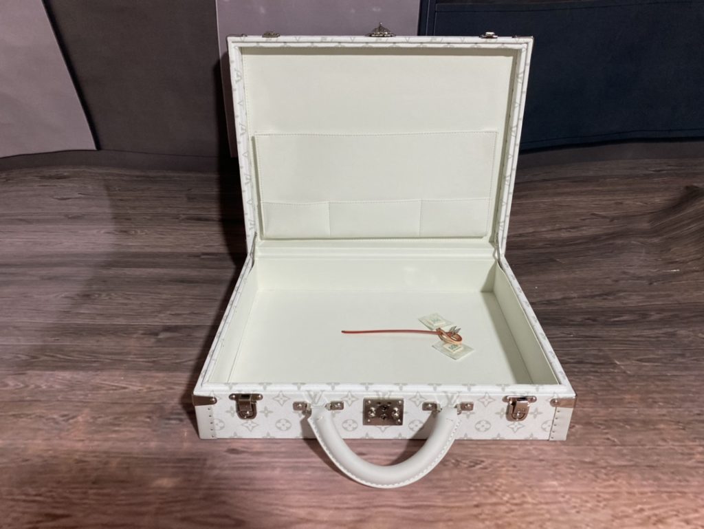 【ルイヴィトン】トランク型 小物収納ボックス モノグラム 白花模様 上品な雰囲気 高級感のある逸品 - 画像 8
